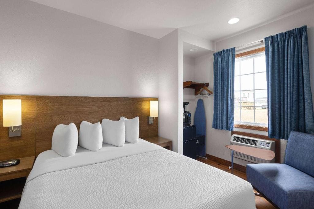 Queen Room - Non Smoking (Compact First or Second Floor) room - Image 1
