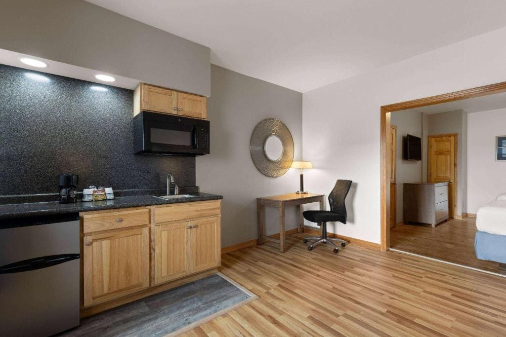 King Suite Non Smoking First or Second Floor room - Image 2