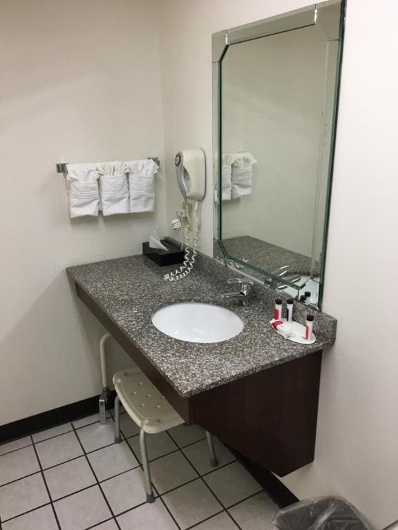 Double Room with Two Double Beds - Mobility and Hearing Impaired Access/Non-Smoking room - Image 1
