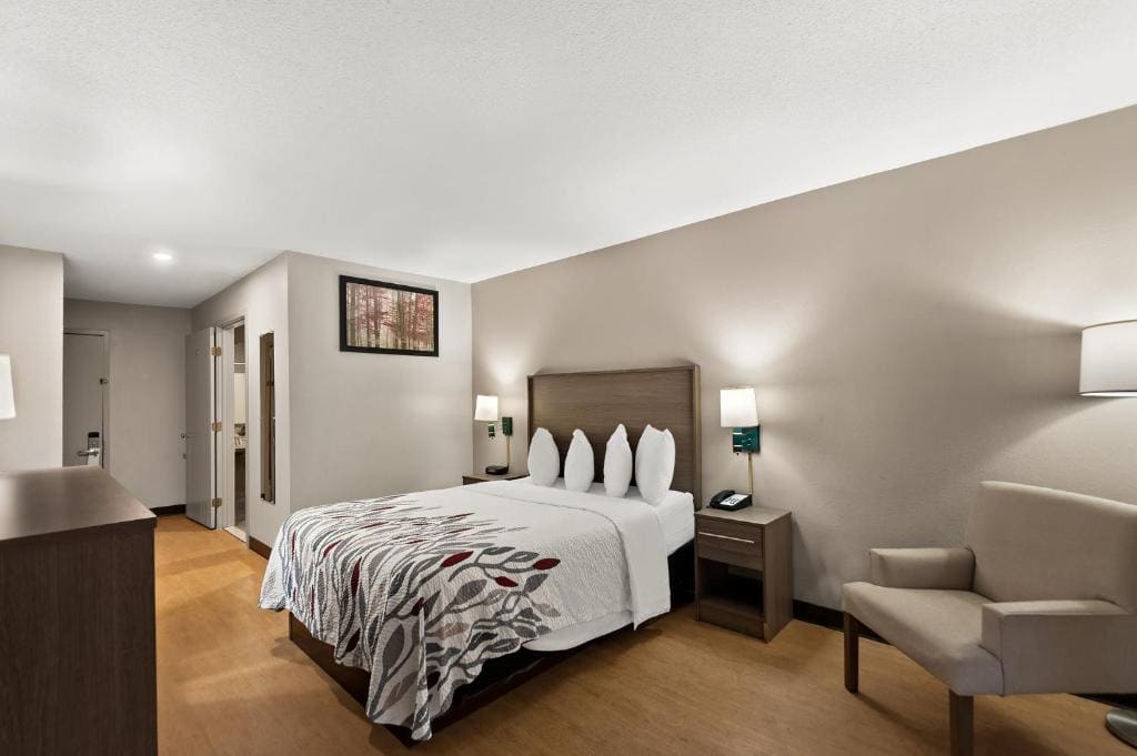 Deluxe Queen Room with One Queen Bed Disability Access Smoke Free room - Image 1