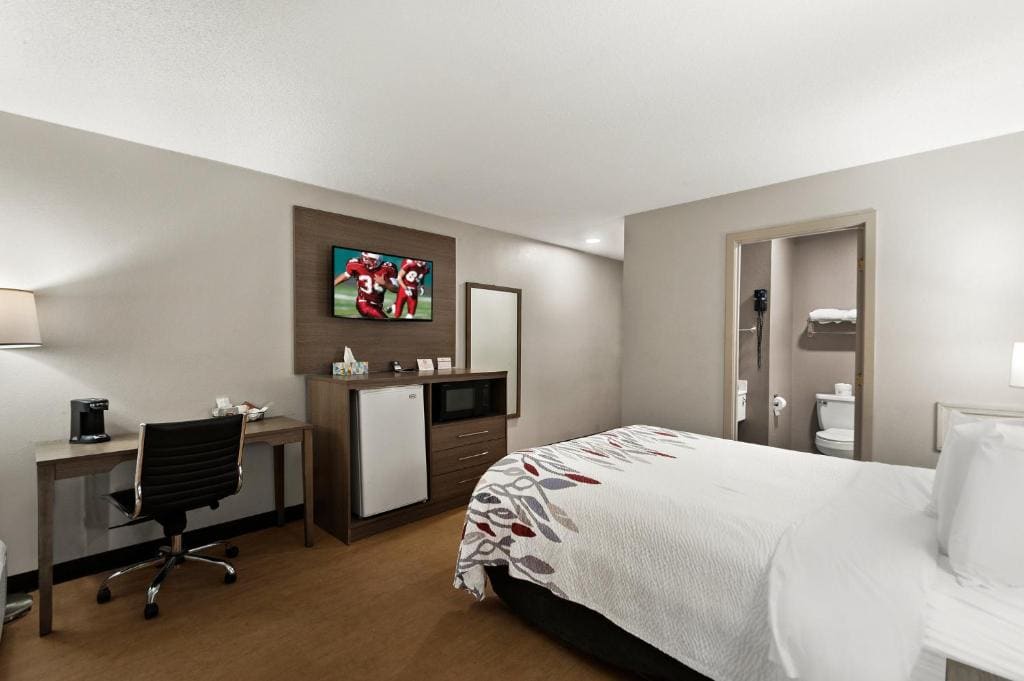 Deluxe Queen Room with One Queen Bed and Sofa Bed Smoke Free room - Image 1