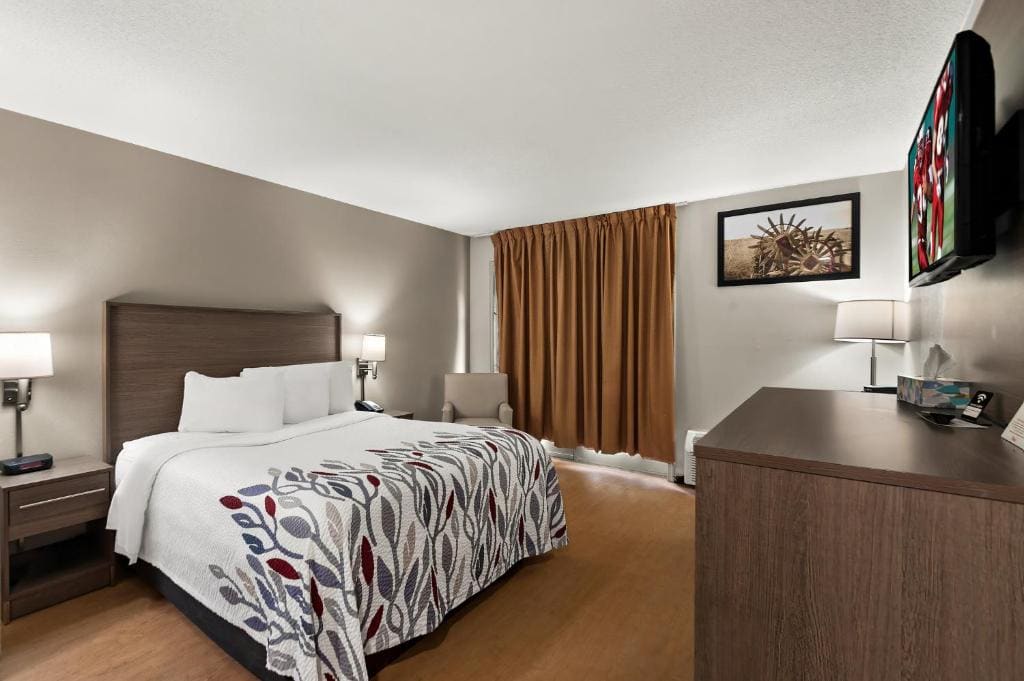 Deluxe Queen Room with One Queen Bed and Sofa Bed Smoke Free room - Image 2