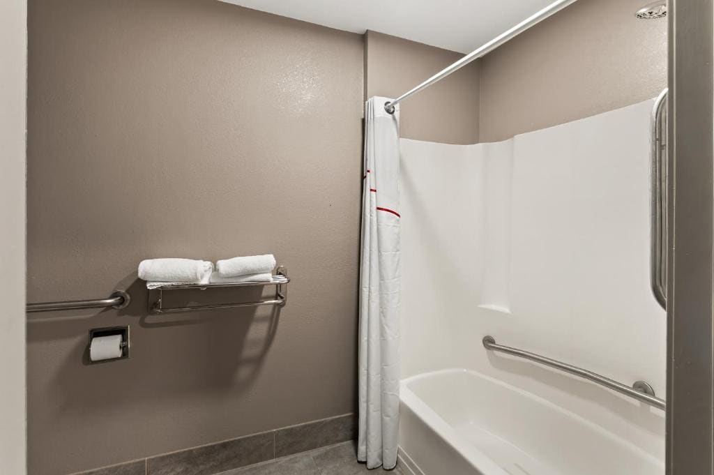 Deluxe Queen Room with One Queen Bed Disability Access Smoke Free room - Image 2