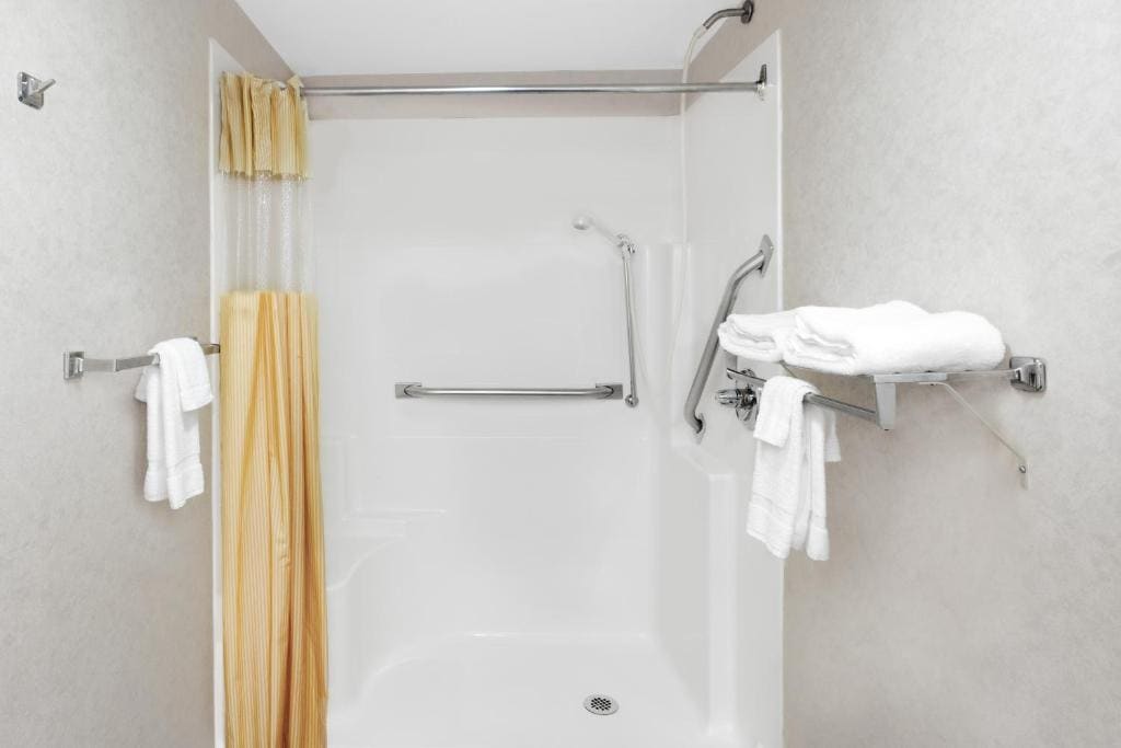 Queen Room with Two Queen Beds - Disability Access/Non-Smoking room - Image 2