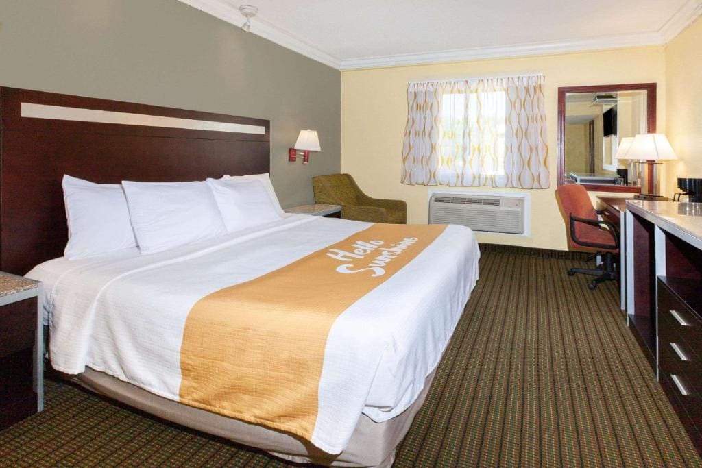1 King Bed, Mobility Accessible Room, Bathtub w/ Grab Bars, Smoking room - Image 1