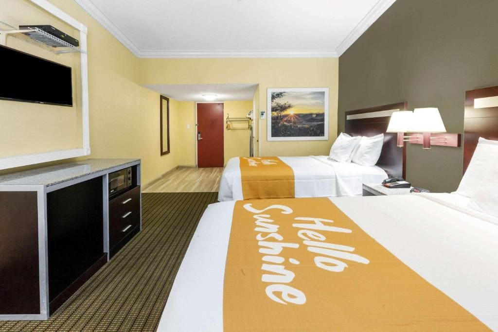 One Room with Two Double Beds - Smoking room - Image 1