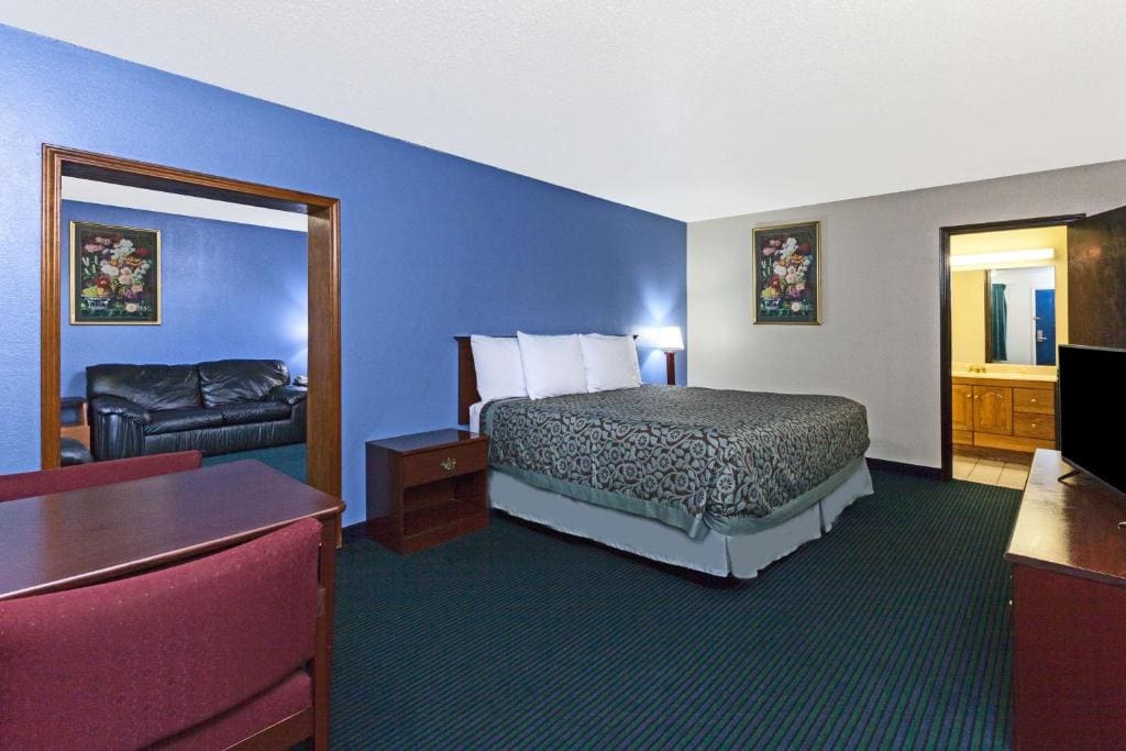 One-Bedroom King Suite - Non-Smoking room - Image 1