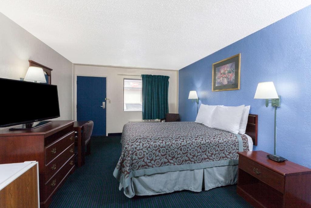 Queen Room - Non-Smoking room - Image 3