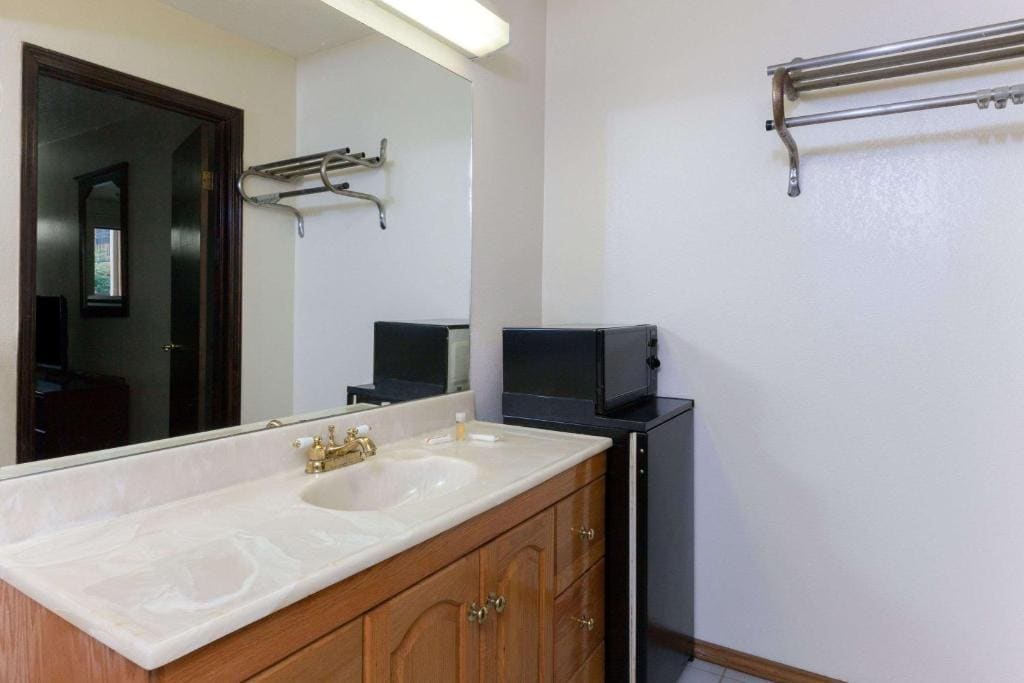 King Room - Non-Smoking room - Image 3
