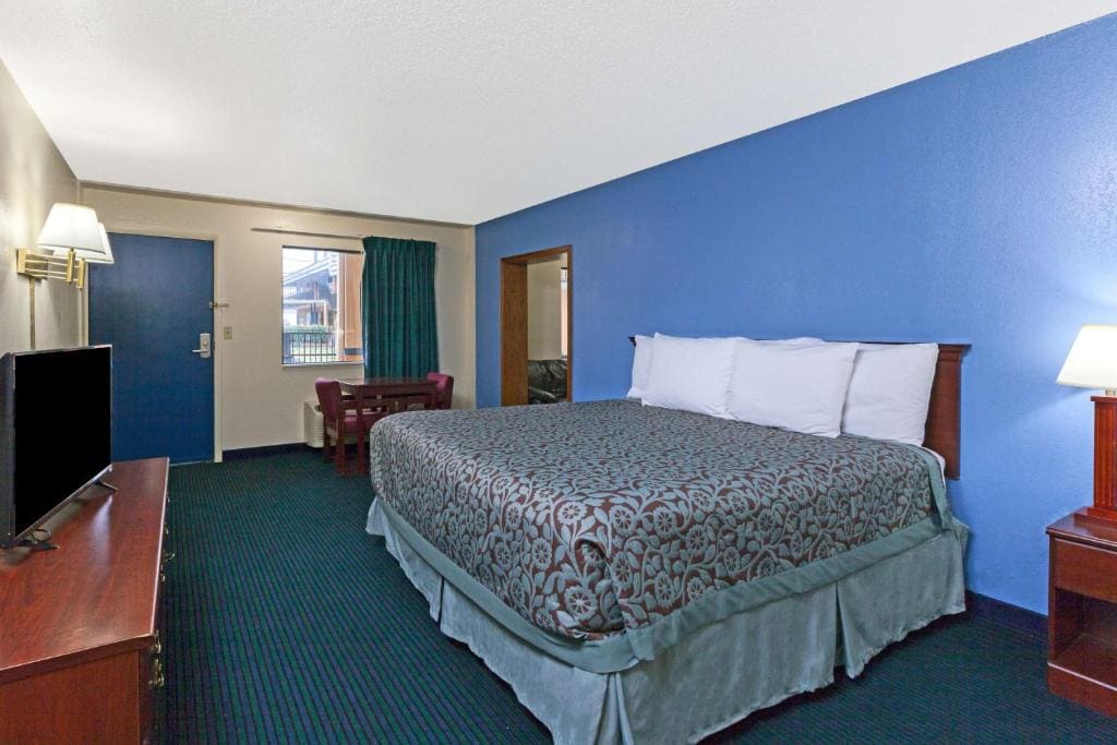 Queen Room - Non-Smoking room - Image 1