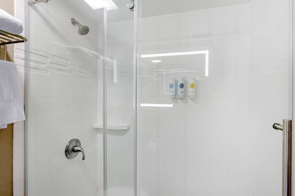 King Room - Non Smoking room - Image 3