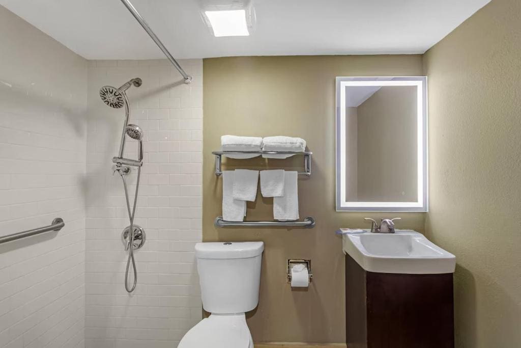 King Suite - Accessible/Non-Smoking room - Image 2