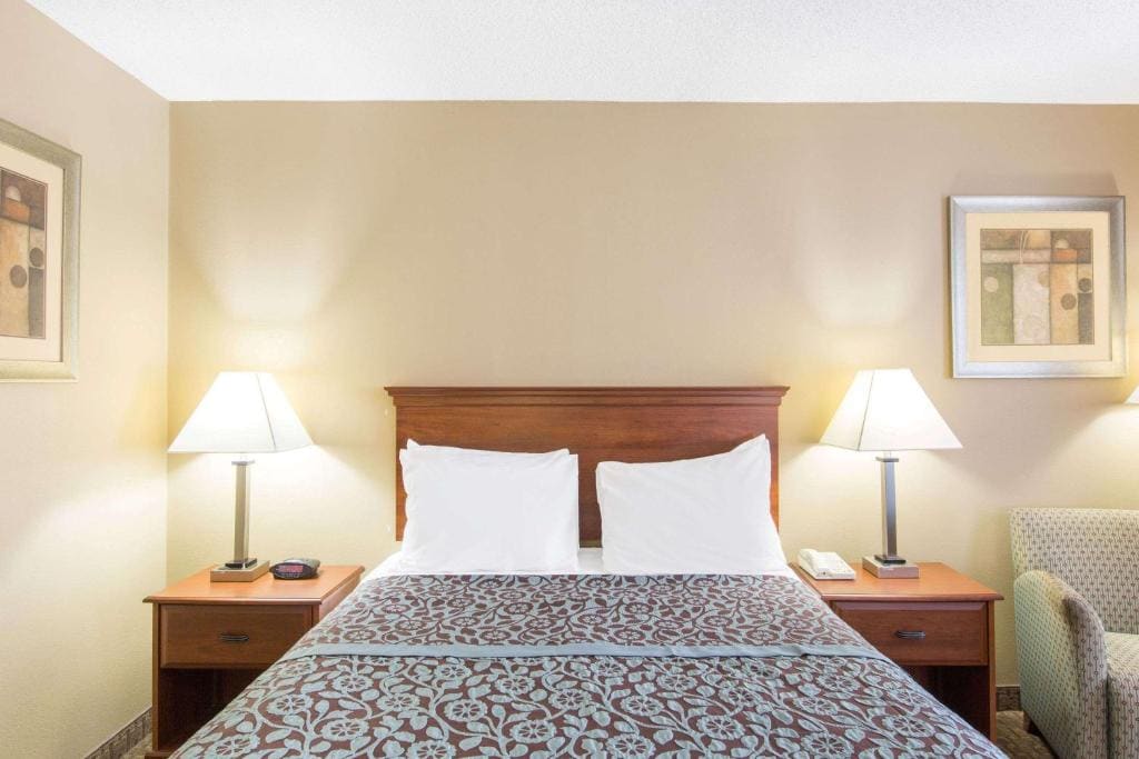 Queen Room - Non-Smoking room - Image 1