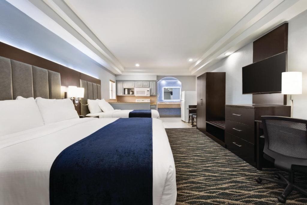 1 King & 1 Full Bed Suite with Full Kitchen - Non-Smoking room - Image 1