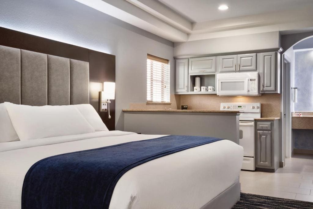 1 King Bed Suite with Full Kitchen - Non-Smoking room - Image 2