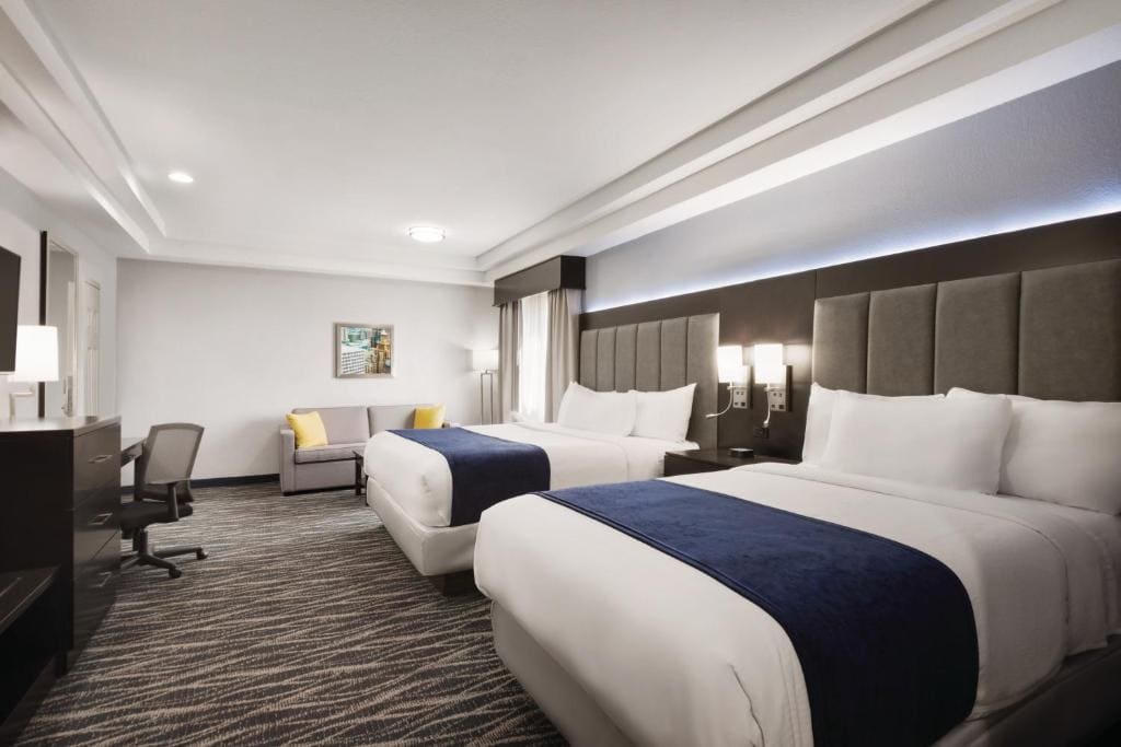 1 King & 1 Full Bed Suite - Non-Smoking room - Image 1