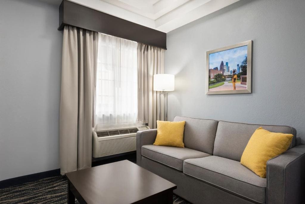 1 King Bed Suite - Non-Smoking room - Image 2