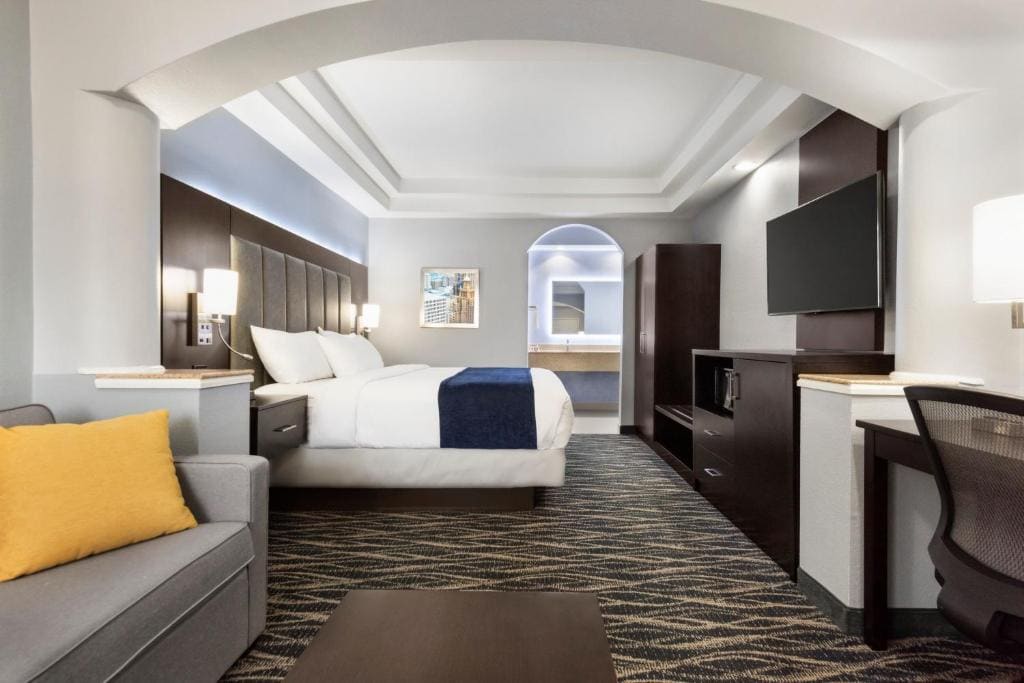 1 King Bed Suite - Non-Smoking room - Image 1