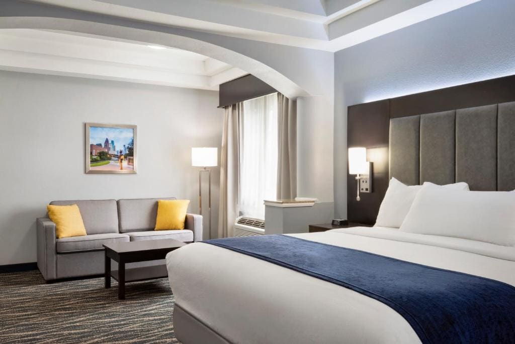 1 King Bed Suite with Full Kitchen - Non-Smoking room - Image 1