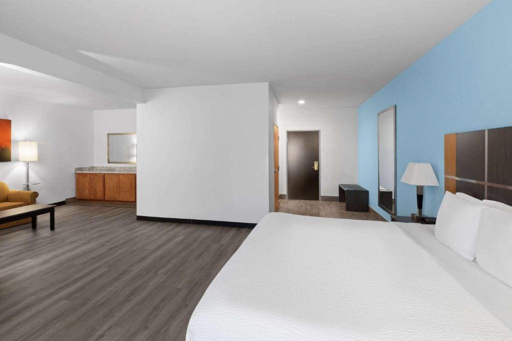 1 King Bed, Mobility/Hearing Access Studio Suite, Tub w/ Grab Bars, Non-Smoking room - Image 1