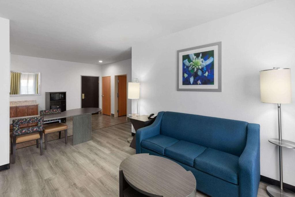 King Studio Suite - Non-Smoking room - Image 3
