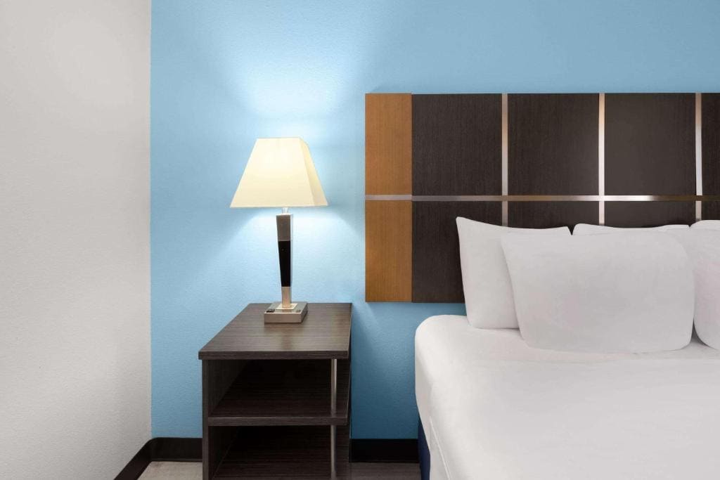 King Room - Non-Smoking room - Image 2