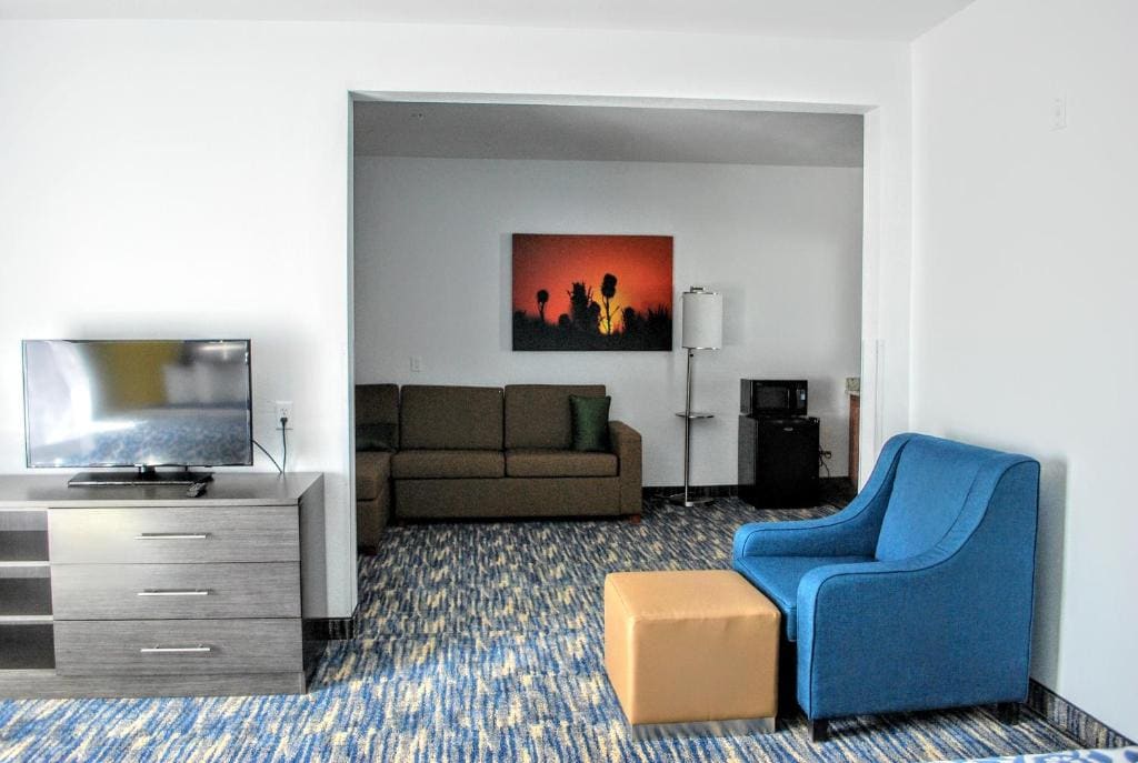 King Room with Two King Beds - Non-Smoking room - Image 3