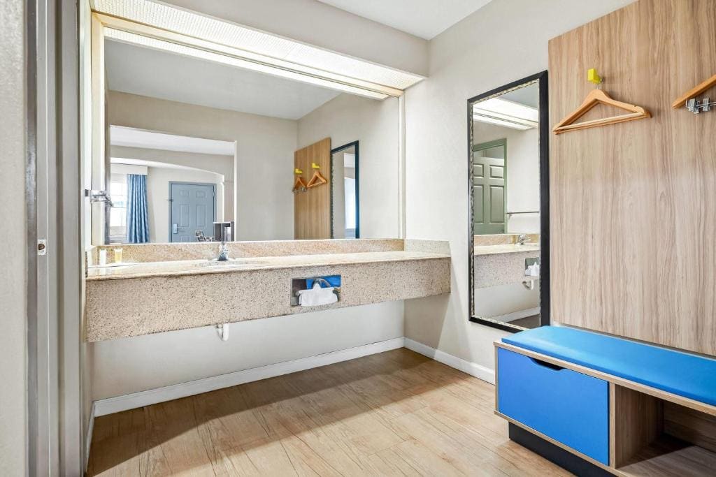 Double Room with Two Double Beds - Smoking room - Image 3