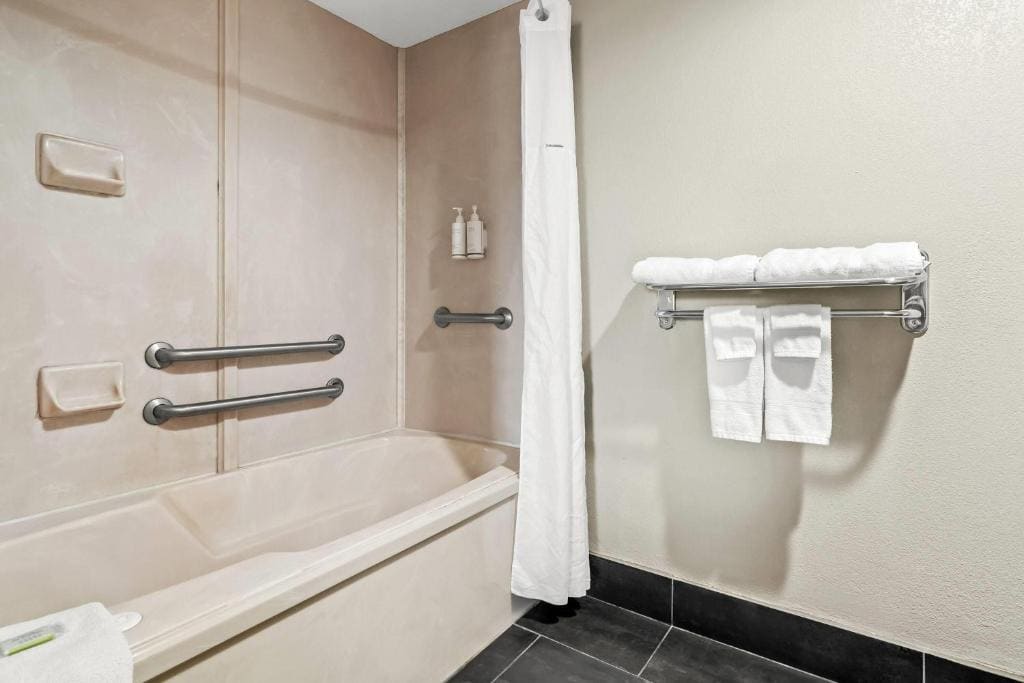 King Room - Disability Access - Non-Smoking room - Image 3