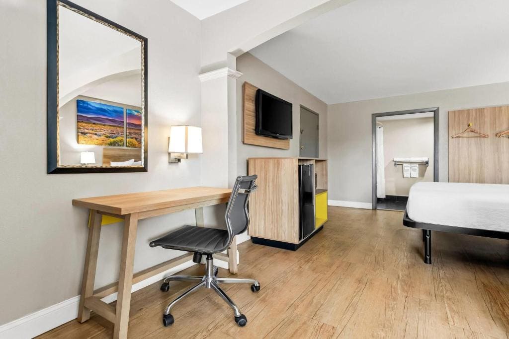 King Room - Disability Access - Non-Smoking room - Image 2