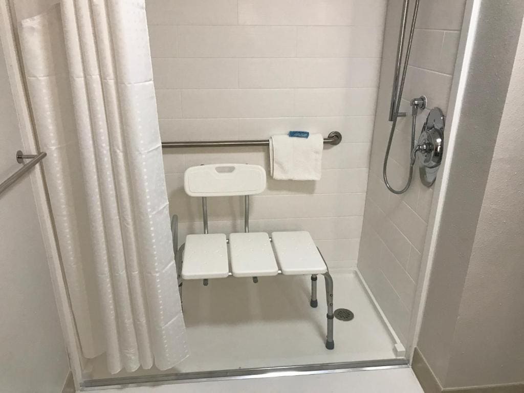 Standard Queen Room with Two Queen Beds and Roll-In Shower - Mobility Access room - Image 1