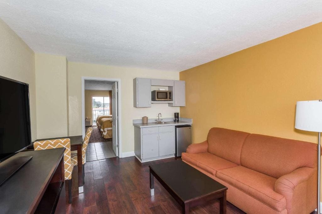 2 Queen Beds, One-Bedroom, Suite, Pool Side View, Non-Smoking room - Image 1