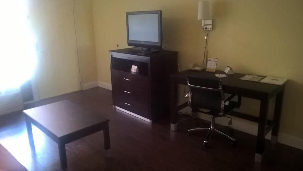 Queen Room - Non-Smoking room - Image 3