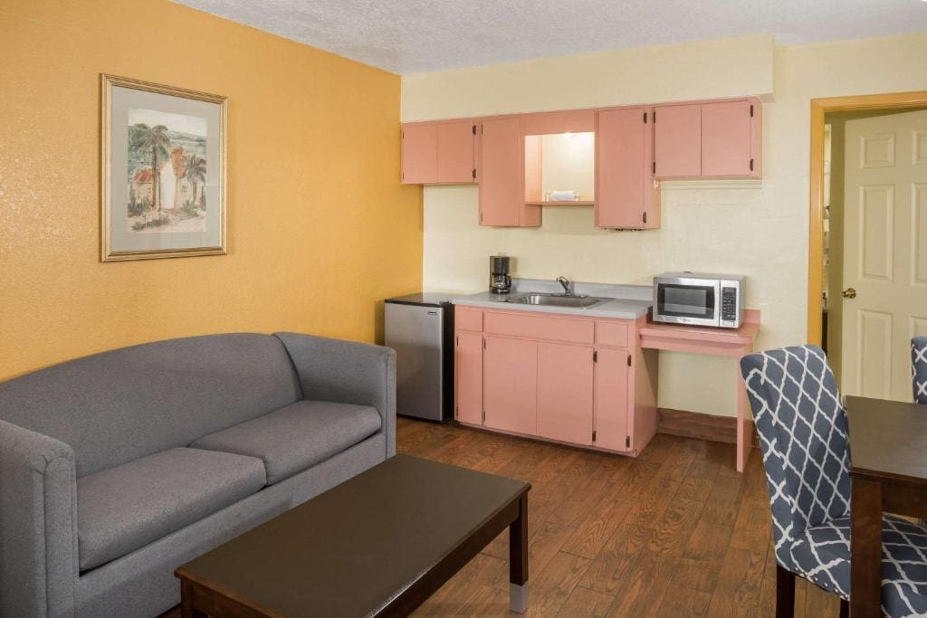 One-Bedroom King Suite - Non-Smoking room - Image 1