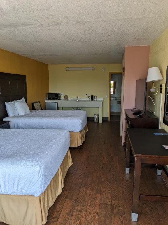 Deluxe Queen Room with Two Queen Beds - Non-Smoking room - Image 2