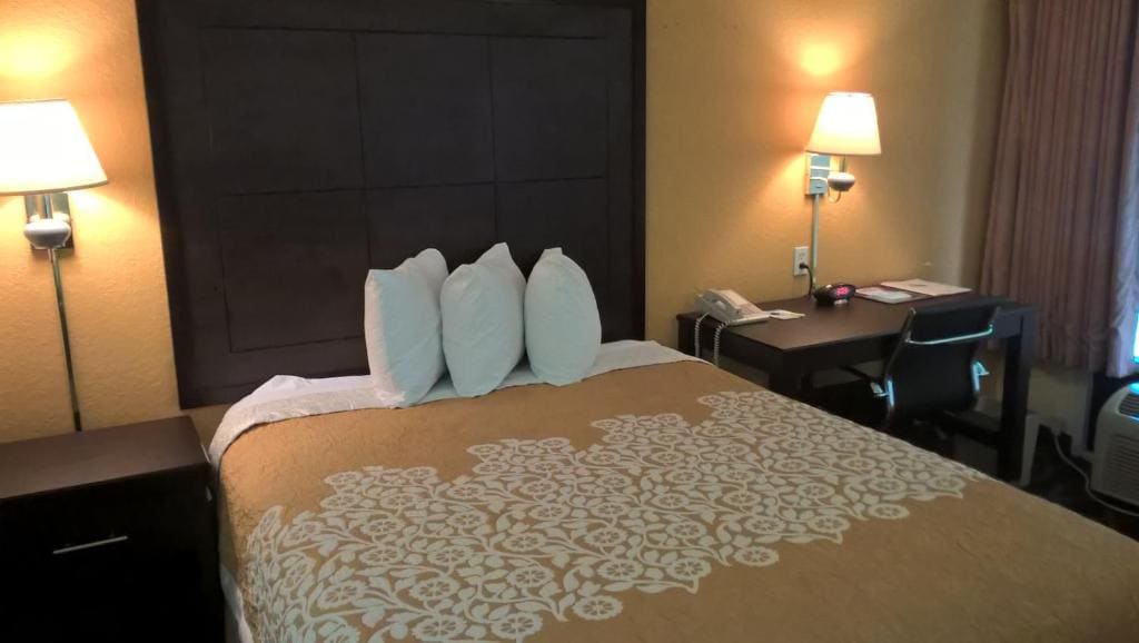 King Room - Non-Smoking room - Image 2