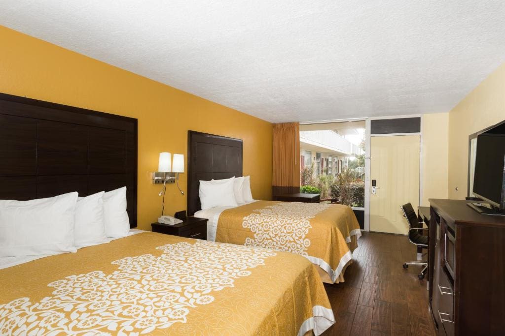 Deluxe Queen Room with Two Queen Beds - Non-Smoking room - Image 3