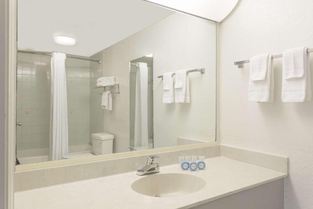 One-Bedroom King Suite - Non-Smoking room - Image 2