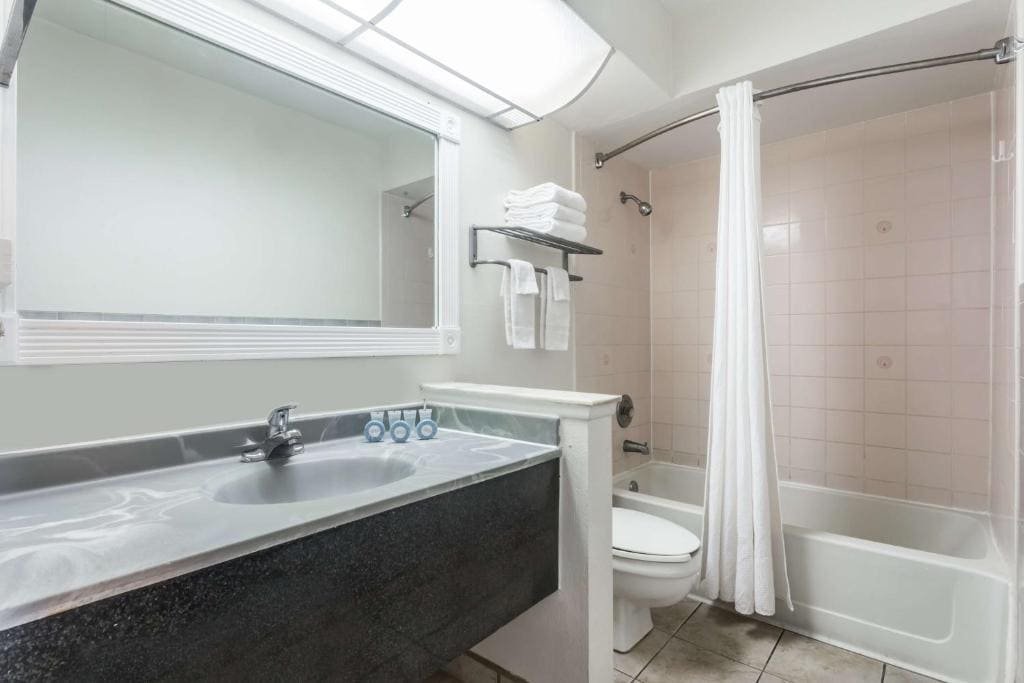 One-Bedroom King Suite with Pool View - Non-Smoking room - Image 1