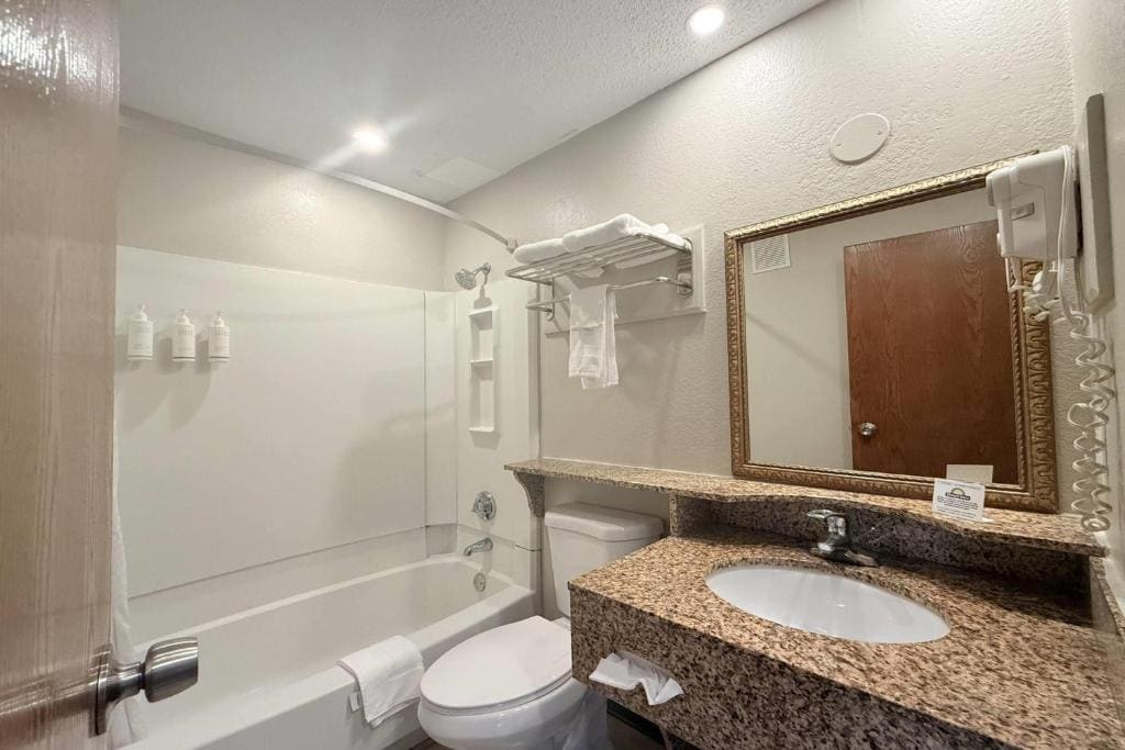Double Room with Two Double Beds - Non-Smoking room - Image 3