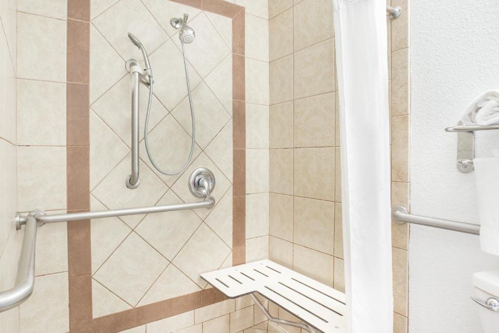 Queen Room - Disability Access/Non-Smoking room - Image 2