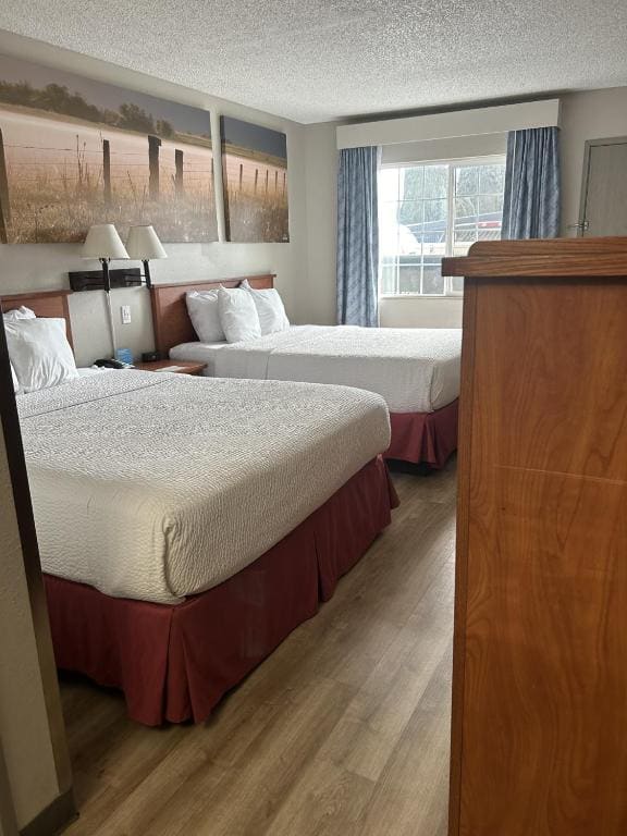 Queen Room with Two Queen Beds - Non-Smoking room - Image 2