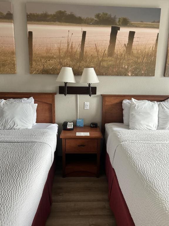 Queen Room with Two Queen Beds - Non-Smoking room - Image 1