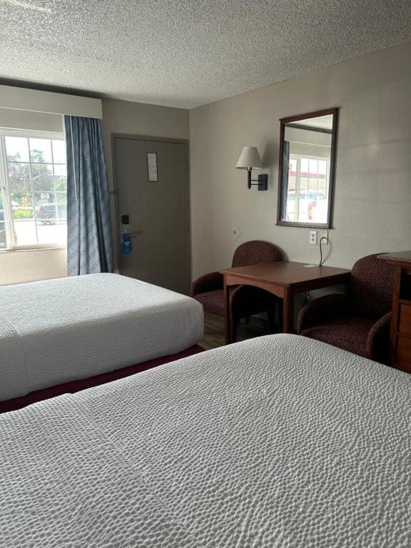 Queen Room - Non-Smoking room - Image 2