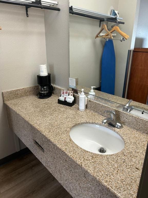Queen Room - Disability Access/Non-Smoking room - Image 3