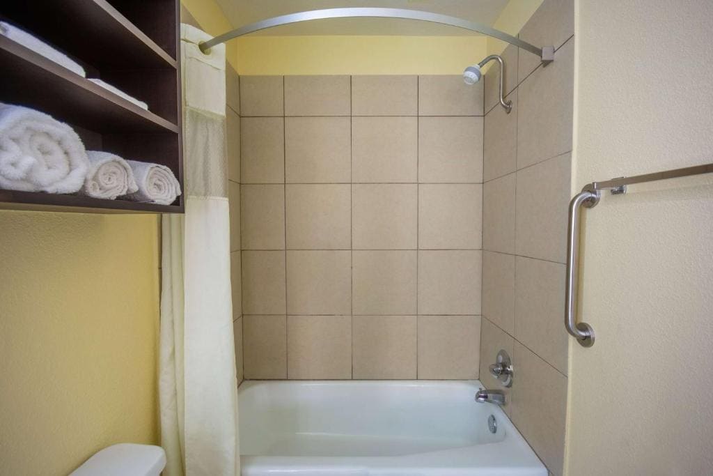 Queen Room with Two Queen Beds - Non-Smoking room - Image 3