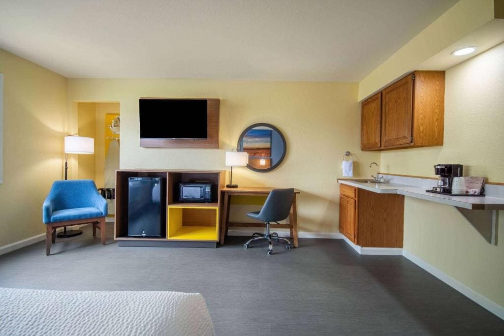 Queen Room with Two Queen Beds - Non-Smoking room - Image 1
