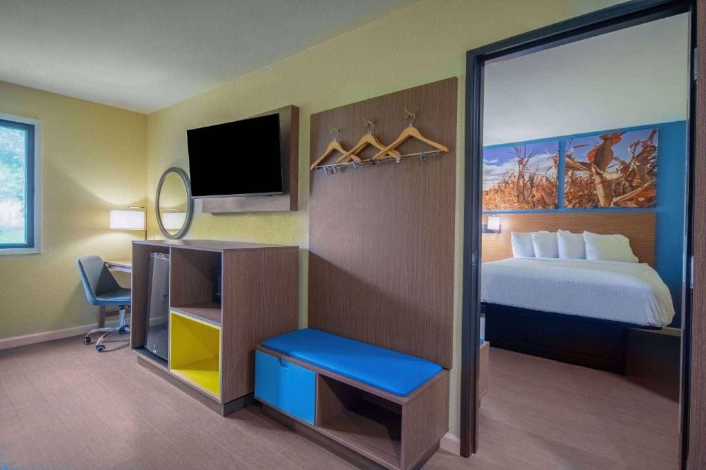 Queen Suite with Kitchenette - Non-Smoking room - Image 1