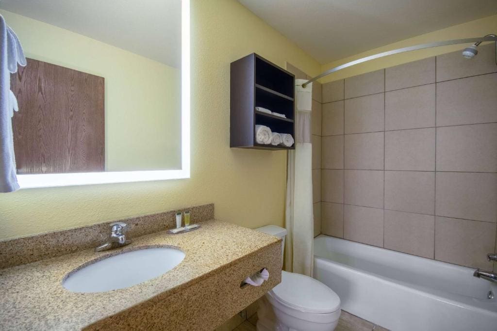 Queen Room with Two Queen Beds - Non-Smoking room - Image 2