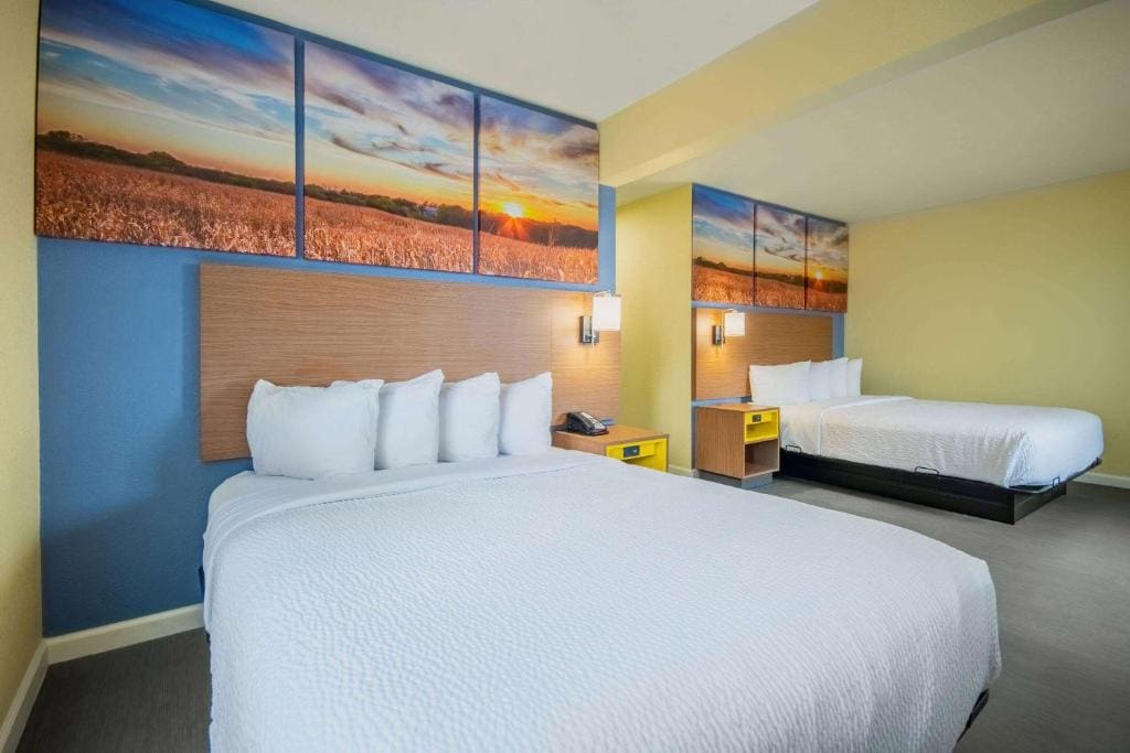 Business Queen Room with Two Queen Beds - Non-Smoking room - Image 2